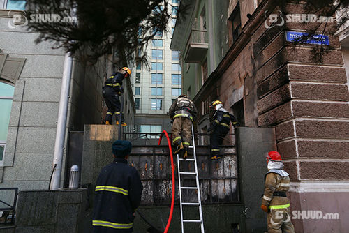ФОТО: НЗДТГ-ын байрны дэргэд хог шатжээ